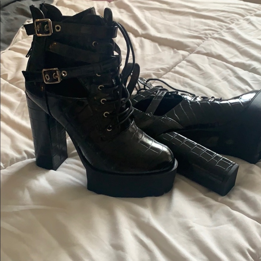 Boots. - Picture 2 of 4